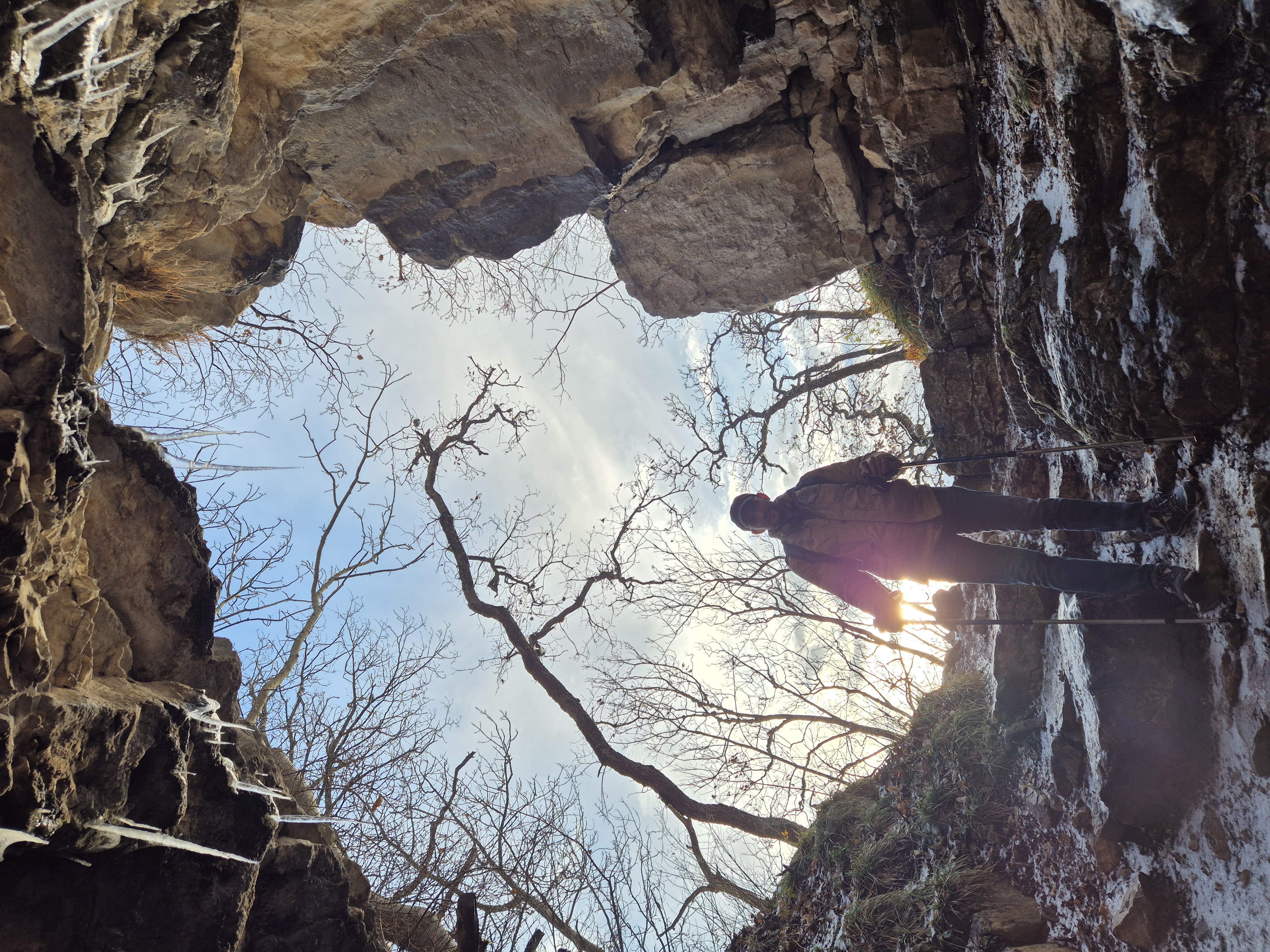 Ouverture dans la falaise